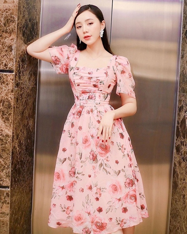  Quỳnh Kool tỏa sắc ngọt ngào trong thiết kế đầm cổ vuông chiết eo đầy sang chảnh. Bộ đầm có họa tiết hoa cực nổi bật vừa nữ tính, duyên dáng mà còn giúp cô tôn khéo vòng eo con kiến.