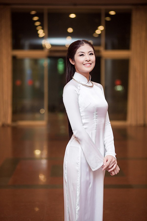 Áo dài trắng là trang phục thường được hoa hậu Ngọc Hân sử dụng khi tham gia sự kiện. Khi diện các mẫu áo truyền thống, cô thường chọn lối làm tóc và trang điểm theo phong cách con gái Hà thành để thêm thu hút.