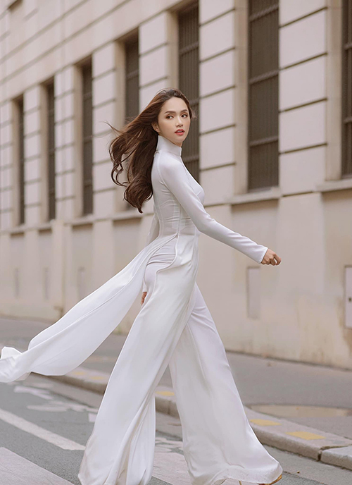  Với áo dài trắng, hoa hậu Hương Giang vẫn khoe được nét gợi cảm và cuốn hút khi sải bước trên phố.