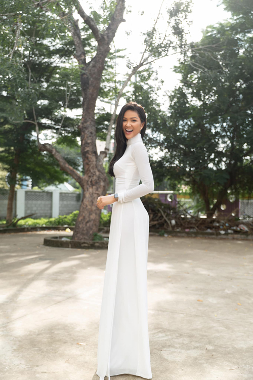  Mỹ nhân của núi rừng Đăk Lăk H'Hen Niê luôn gây ấn tượng bởi phong cách sexy, khoẻ khoắn và tràn đầy năng lượng. Nhưng khi diện áo dài trắng, H'Hen Niê vẫn toát lên nét trang nhã và dịu dàng không thua kém bất kỳ hoa hậu nào.