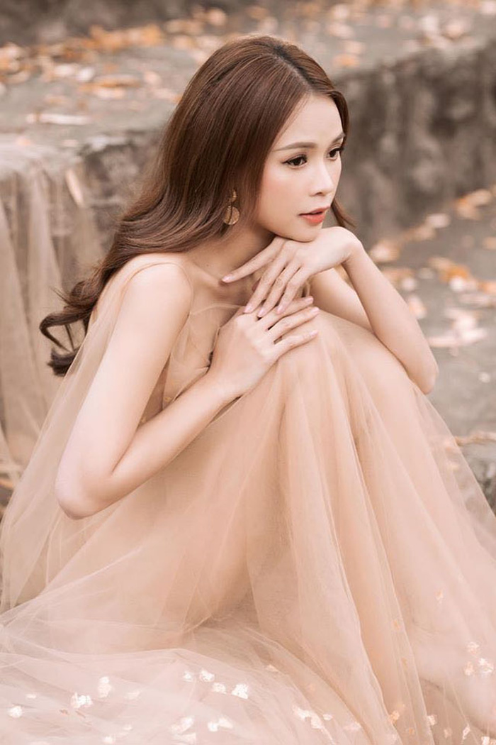  Sam thay đổi ngoạn mục sang mỹ nhân gợi cảm bậc nhất, nhì showbiz Việt. Cô chăm diện những bộ trang phục cắt xẻ khoe hình thể xuất hiện trước công chúng.