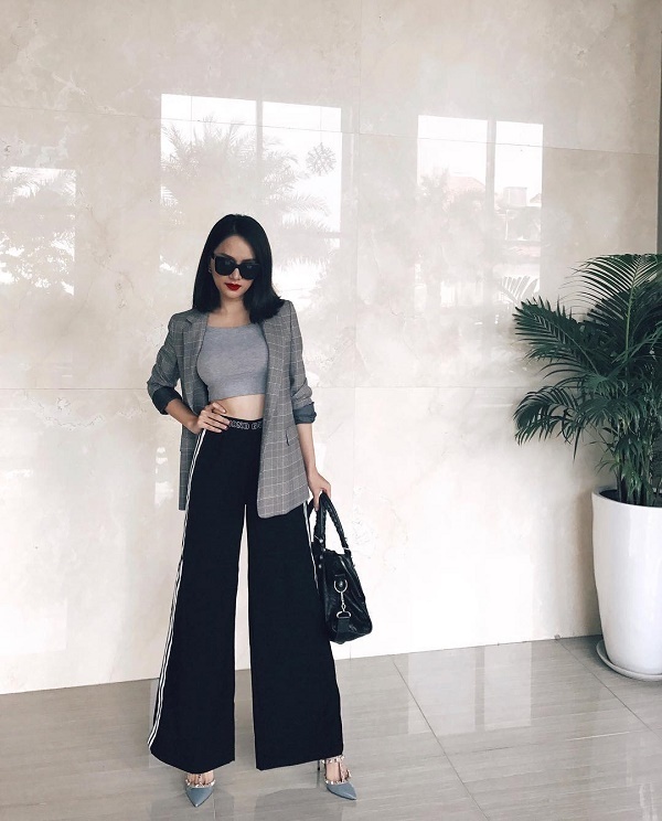 Hoa hậu Hương Giang phối blazer cùng áo crop top, quần ống rộng cùng giày cao gót tạo nên vẻ ngoài sang chảnh.