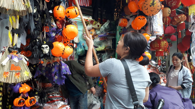 Trên phố Hàng Mã những ngày cận kề lễ hội hóa trang Halloween, khách hàng nườm nượp tới mua hàng. Ảnh: Thúy Ngân