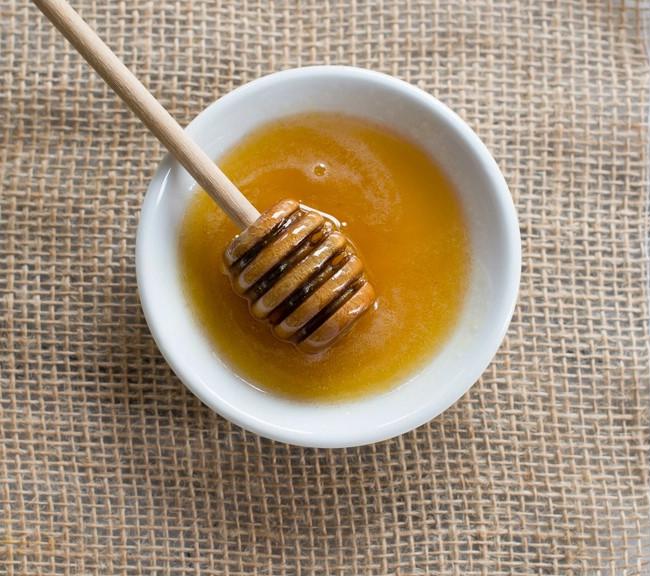 Nếu muốn cấp ẩm cho da khô, hãy chọn mặt nạ mật ong và dầu dừa - Ảnh: Internet