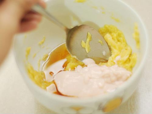 Chuối, sữa chua và nghệ là hỗn hợp mặt nạ tuyệt vời dành cho da dầu nhờn - Ảnh: Internet