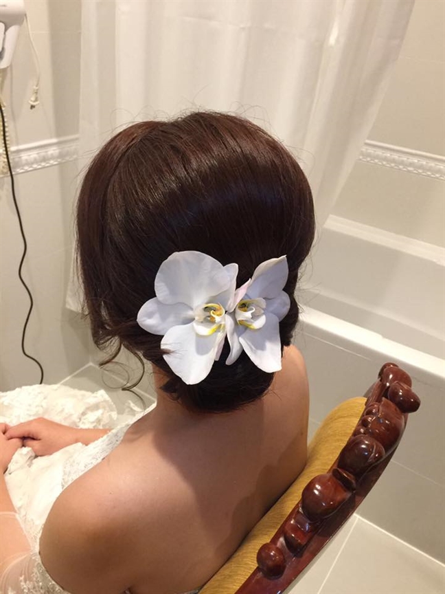 Sử dụng hoa tươi giúp kiểu tóc thêm thu hút