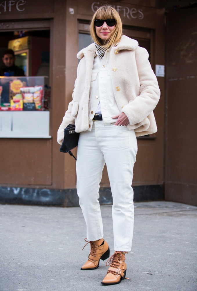 Áo khoác lông cừu màu kem thích hợp để mix cùng những item đơn giản, màu sắc trung tính như quần jeans ống đứng và boots màu be sành điệu.