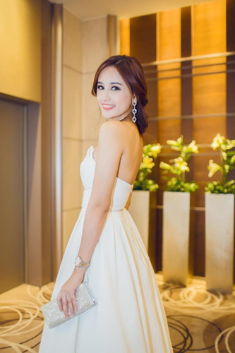 Hoa hậu đẹp tinh khôi trong chiếc váy trắng cúp ngực.