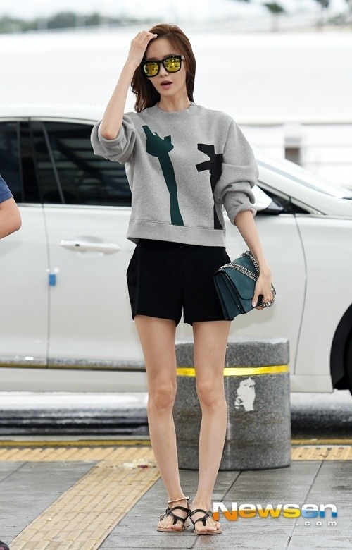 Đôi chân vòng kiềng gầy gò của Yoona từng khiến dân mạng dậy sóng.