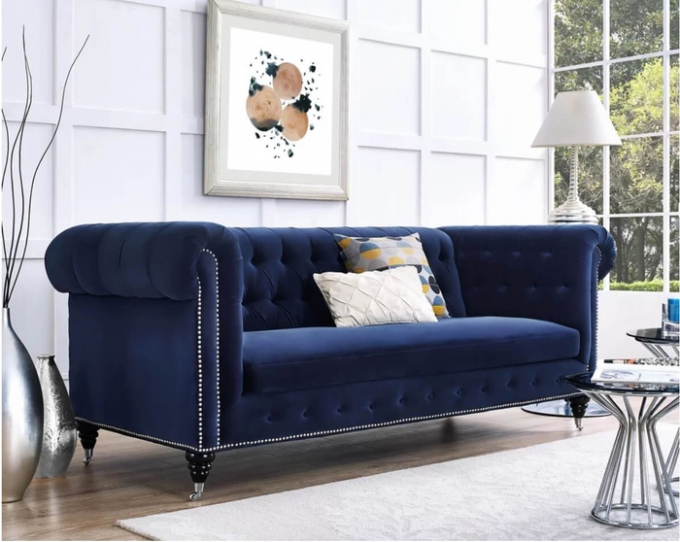 Ghế sofa nhung với tông màu xanh dương mang đến cảm giác sang trọng, vững chãi cho căn phòng. Kiểu dáng của chiếc ghế sofa chính là yếu tố quyết định xem chiếc ghế có phù hợp với căn phòng nhà bạn hay không. Ghế sofa mềm mại, ấm áp chắc chắn sẽ mang đến cho bạn cảm giác êm ái, thoải mái khi bước vào căn phòng.