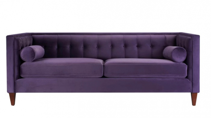 Chiếc ghế sofa nhung màu tía chính là điểm nhấn hoàn hảo cho phòng khách nhà bạn.
