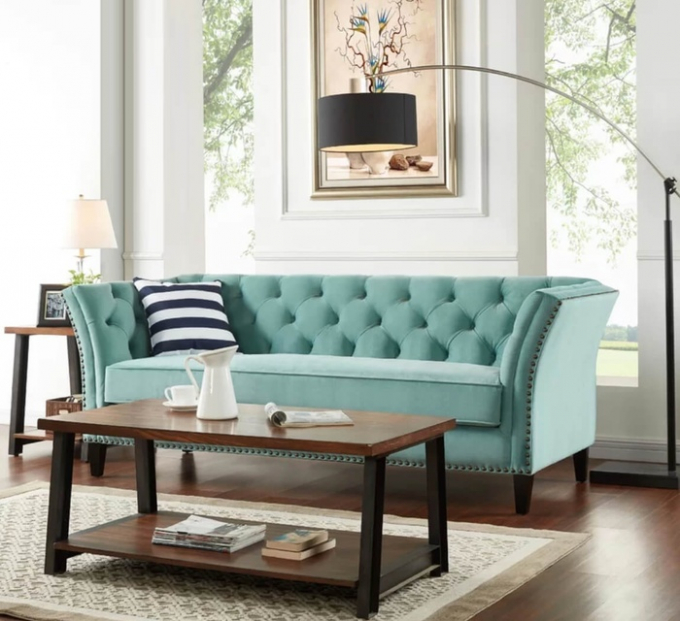 Gam màu pastel ngày một chứng minh được sức ảnh hưởng của mình trong không gian nội thất. Bạn có thể lựa chọn ghế sofa nhung gam màu hồng pastel hoặc xanh nhạt để tạo nên không gian ấp cúng nhưng cũng không kém phần thư giãn.