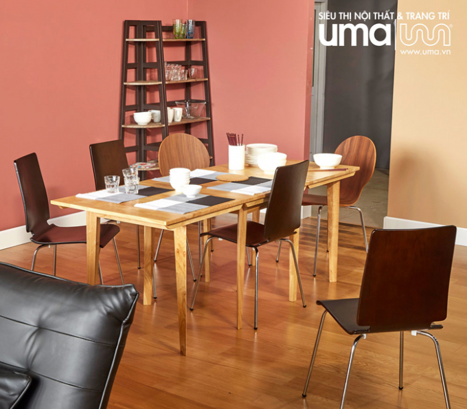 Ngăn cách bởi chiếc kệ trang nhã, khu vực dùng bữa của bạn vẫn thoáng đãng với bộ bàn ghế ăn có thiết kế thanh mảnh, ghế xếp không tay vịn và bàn ăn có thể cất gọn.
