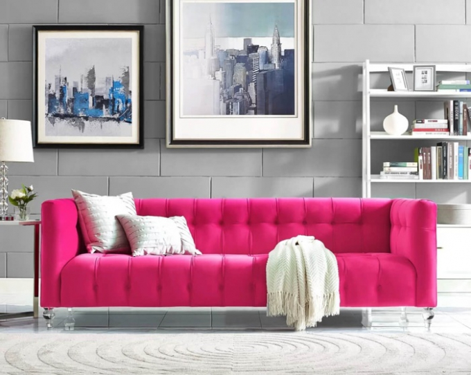 Ghế sofa nhung hồng thổi bùng lên sức sống cho căn phòng khách nhà bạn. Nếu đã lựa chọn ghế sofa màu hồng, bạn chú ý không nên chọn nội thất khác cũng màu hồng để tránh làm rối mắt