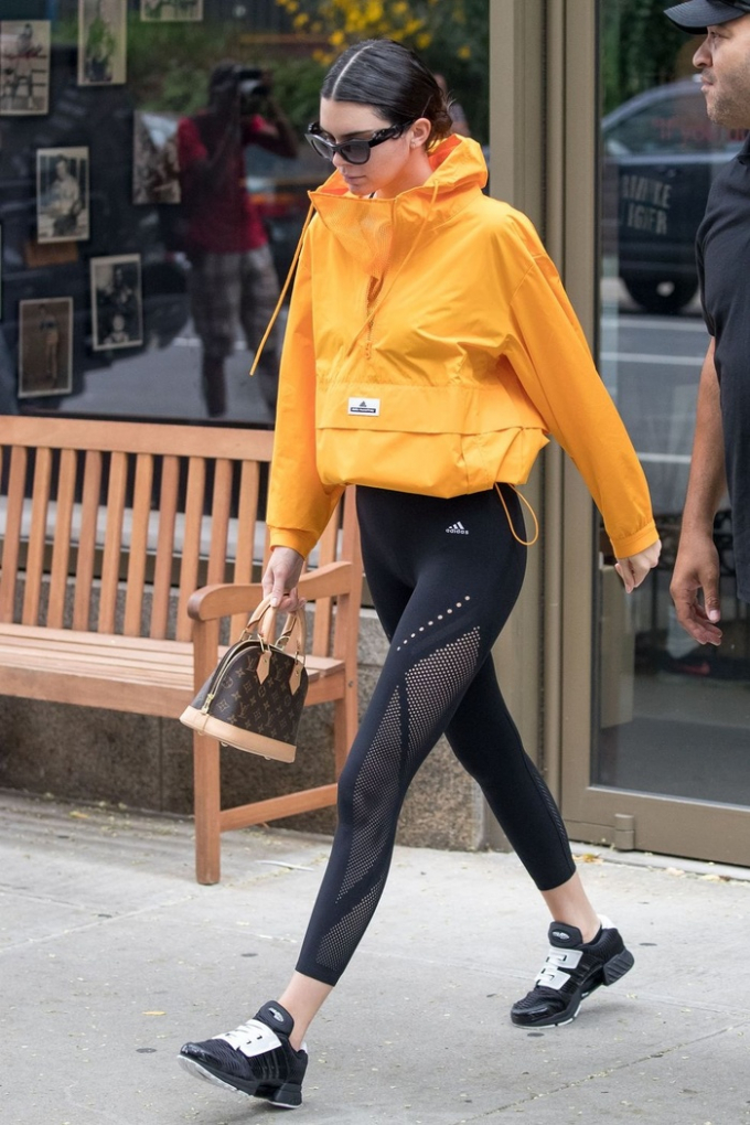 Kendall Jenner cực kỳ thời trang với quần legging ôm sát, áo khoác gió đi dạo phố.