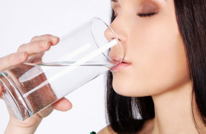 Uống nước đều đặn giúp cơ thể đào thải độc tố.