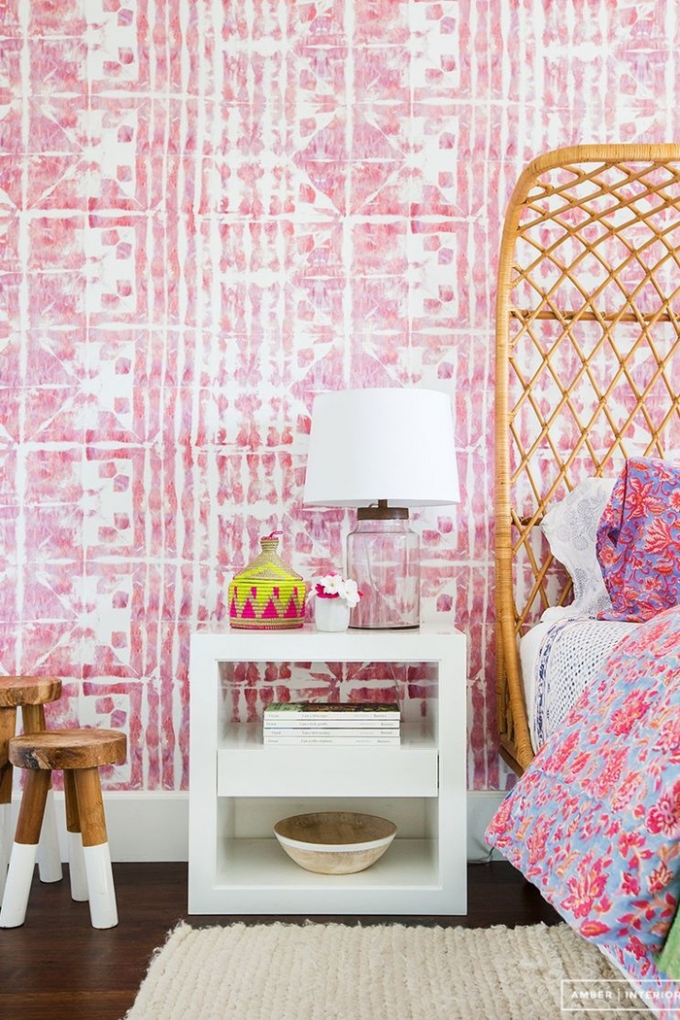Giấy dán tường màu hồng là sự lựa chọn hoàn toàn hợp lý giúp bạn gái có được căn phòng ngọt ngào, nữ tính. Nếu bạn không có đủ thời gian và điều kiện để sơn lại toàn bộ căn phòng thì việc sử dụng giấy dán tường là gợi ý hay ho nhất.