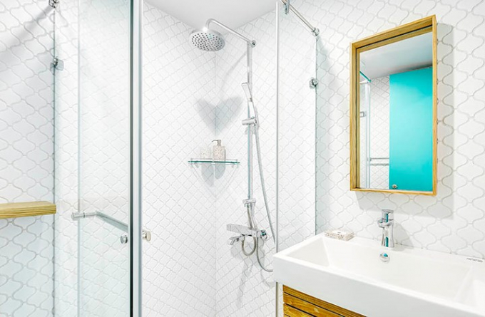 Phòng tắm tách biệt với nhà vệ sinh bằng cửa kính, kính sẽ giúp tránh các tia nước bắn ra ngoài làm ướt những khu vực xung quanh.