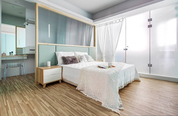 Phòng ngủ tạo ra một bầu không khí nhẹ nhàng với sàn gỗ và nội thất màu trung tính, đèn mặt dây chuyền đầu giường để chủ nhà có thể đọc sách, trò chuyện trước khi ngủ.