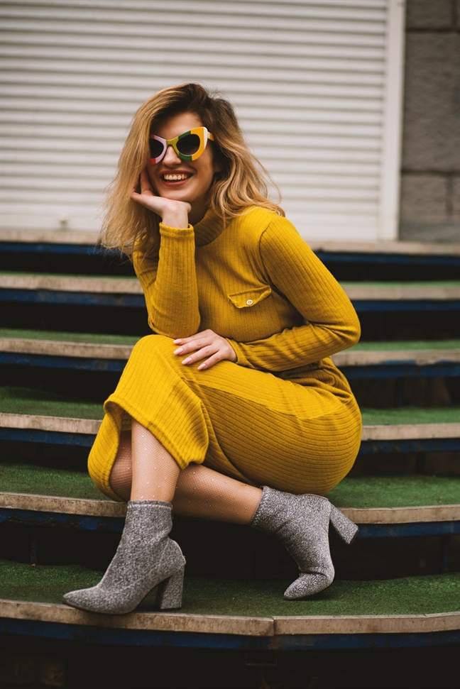 Với một chiếc đầm dài màu vàng rực rỡ thế này, bạn chỉ cần một đôi boots xám trung tính và nhấn nhá bằng mắt kính màu độc lạ cùng màu váy là đủ.
