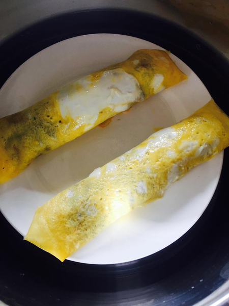 Bước 2: Trứng cho vào bát với ít muối đánh tan. Làm nóng chảo cho ít dầu vào, cho trứng vào chiên mỏng, trứng chín lấy ra đĩa, cho tôm vào quét đều lên trứng. Sau đó cuộn tròn lại hấp 20-30 phút cho tôm chín.