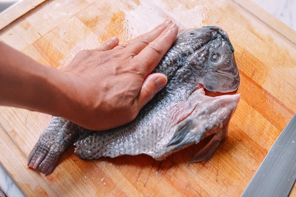 Bước 1: Cá sau khi đã được sơ chế sạch sẽ, dùng mũi dao di chuyển từng nhát nhỏ nhẹ nhàng lạng dọc từ đầu đến đuôi, mũi dao áp sát xương sống. Dùng tay để nhấn mạnh ở phần sống lưng con cá.