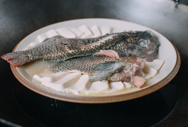 Bước 4: Nhẹ nhàng đặt cá vào đĩa cho thật đẹp mắt. Sau đó, cho cá vào hấp trong 13 phút ở mức lửa lớn. Cá chín thì chắt bớt phần nước ra khỏi đĩa.