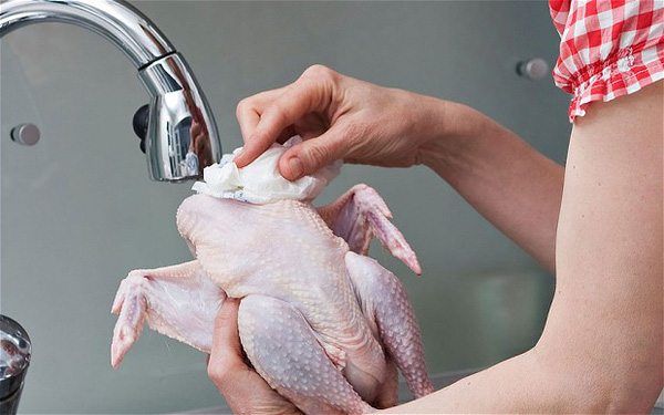 Cục quản lý thực phẩm và dược phẩm Hoa Kỳ FDA khuyến khích mọi người nếu muốn làm sạch thực phẩm như thịt gà thì nên dùng khăn giấy dùng 1 lần lau sạch.