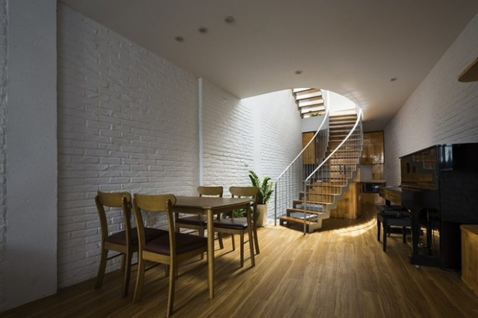 Không gian ăn uống và nhà bếp được kết hợp trong một không gian, nhà bếp được ẩn sau cầu thang. Một cây đàn piano đã được bố trí ngay trong ngôi nhà.