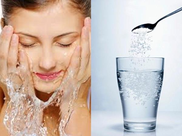 Rửa mặt với nước muối pha loãng sẽ giúp giết chết vi khuẩn gây mụn nằm trên làn da nhờn của bạn - Ảnh minh họa: Internet