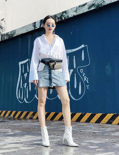 Trước đó, Khánh Linh cũng từng gây tò mò khi khi mặc váy jeans kiểu lộn trái, khoe cả những đường chỉ ráp nối. Tuy nhiên, nhờ cách mix cùng thần thái sang chảnh, Khánh Linh dù diện đồ kiểu ngược đời vẫn đầy bắt mắt.