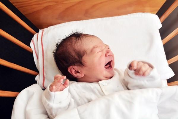 Trẻ sơ sinh có thể khóc vì quá phấn khích - Ảnh minh họa: Internet