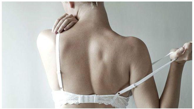 Nếu nhận thấy phần bầu ngực của áo bị rộng hoặc dão thì bạn không nên cố sử dụng tiếp - Ảnh minh họa: Internet