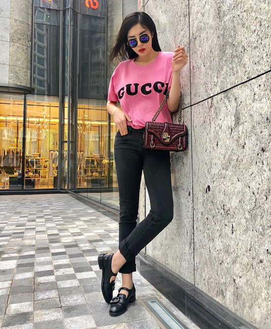 Dù rằng quần ống loe thịnh hành trở lại, các dáng quần ôm, quần skinny jeans vẫn được các sao Việt như Kỳ Duyên yêu thích.