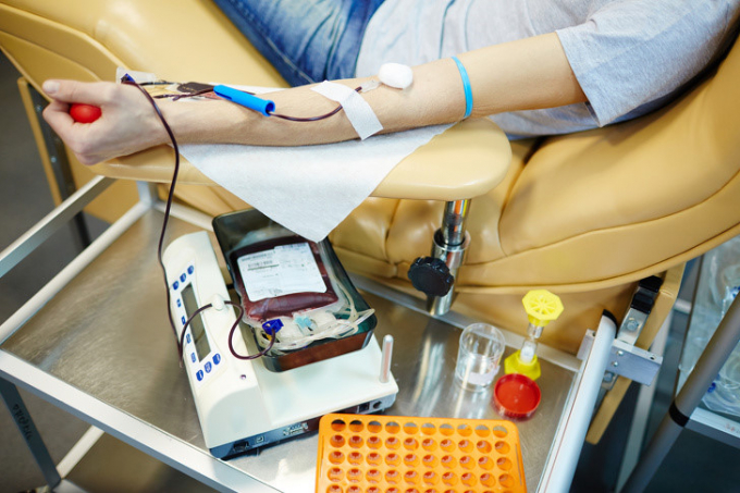 Các loại máu được xác định như thế nào?: Nhóm máu được phân loại theo sự hiện diện hoặc vắng mặt của một số kháng nguyên có thể kích hoạt phản ứng miễn dịch khi chúng ở ngoài cơ thể. Những kháng nguyên này có thể làm cho hệ miễn dịch của bệnh nhân tấn công khi truyền máu. Đây là lý do tại sao bạn cần biết nhóm máu của mình để an toàn cho việc truyền máu.