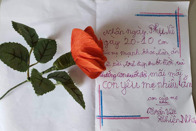 Ngày 20/10, con trai của Việt Trinh luôn dành tặng mẹ những món quà. Dịp lễ năm nay, bé Thiện Thân tặng Việt Trinh bông hoa hồng kèm bức thư chúc mừng mẹ.