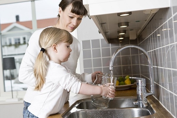 Sử dụng máy lọc nước có thể uống nước tinh khiết ngay tại vòi mà không cần đun nấu.