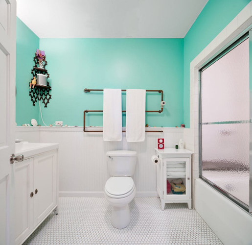 Phòng tắm được sử dụng màu trắng tạo vẻ đẹp hiện đại và cảm giác sạch sẽ. Nguồn ảnh: Thespaces