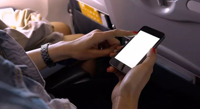 Gửi tất cả các tin nhắn của bạn trước khi cất cánh vì ngay khi vào chỗ ngồi bạn phải để điện thoại ở chế độ trên máy bay trong toàn bộ chuyến bay. Một số máy bay cung cấp Wi-Fi, nhưng nó thường không ổn định và đắt tiền.