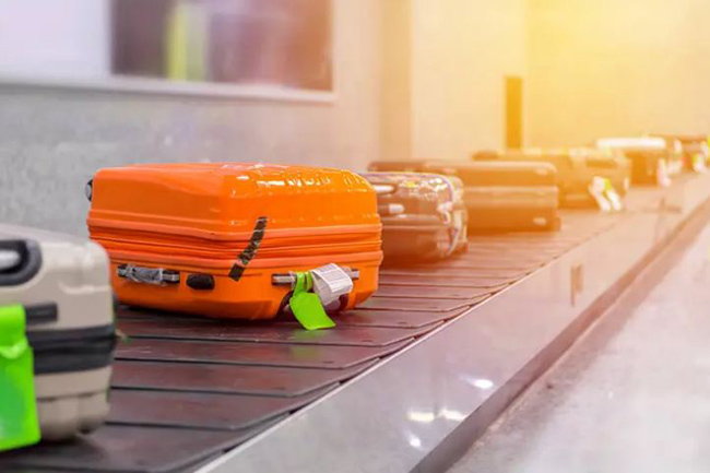 Sẽ có một băng chuyền lớn mang đến tất cả các hành lý. Hãy tìm số hiệu chuyến bay trên thẻ lên máy bay của bạn và kiểm tra xem hành lý của bạn được chuyển vào băng chuyền nào.