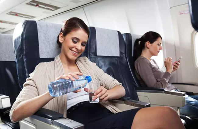 Không khí trên máy bay sẽ thực sự khô, vì vậy bạn phải uống nhiều nước. Cũng vì lý do đó, hãy cố tránh đồ uống có cồn và cà phê.