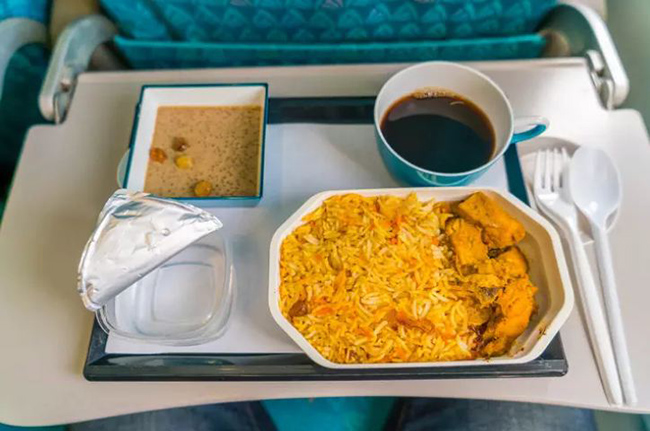 Đồ ăn phụ thuộc vào thời gian bay. Nếu đó là một chuyến bay ngắn, bạn có thể sẽ chỉ nhận được một món ăn nhẹ và một cái gì đó để uống. Nhưng nếu đó là chuyến đi dài, bạn sẽ nhận được nhiều hơn một bữa ăn.