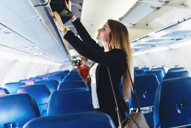 Khi máy bay hạ cánh lần đầu tiên, đừng đứng lên ngay lập tức. Chờ ở chỗ ngồi của bạn và kiên nhẫn. Các phi hành đoàn chuyến bay sẽ cho bạn biết khi nào an toàn để đứng lên và lấy hành lý xách tay của bạn.