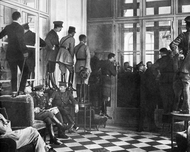 Bức ảnh lịch sử chụp nhiều người đứng bên ngoài chứng kiến Hòa ước Versailles được các bên ký kết năm 1919. Đây là hòa ước chính thức chấm dứt cuộc Chiến tranh thế giới 1 (1914 – 1918) giữa nước Đức và các quốc gia thuộc phe Hiệp Ước.