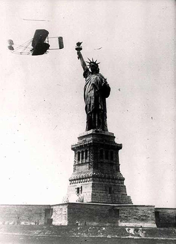 Wilbur Wright có chuyến bay phía trên tượng Nữ thần Tự do năm 1909