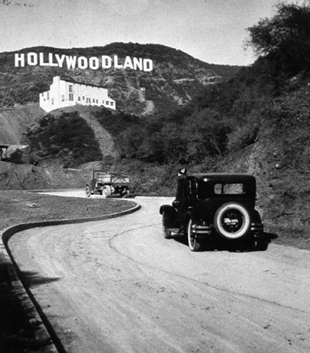 Hàng chữ HOLLYWOOD khổng lồ nổi bật trên ngọn đồi cao để mọi người có thể nhìn thấy từ xa. Hollywood từng bước trở thành trung tâm lịch sử điện ảnh và là thiên đường của ngành giải trí ở Mỹ cũng như thế giới. Bức ảnh này được chụp năm 1923.