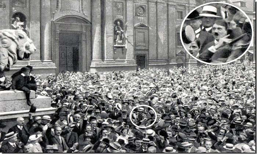 Trùm phát xít Adolf Hitler tham dự buổi lễ thông báo về việc Chiến tranh thế giới 1 nổ ra năm 1914.