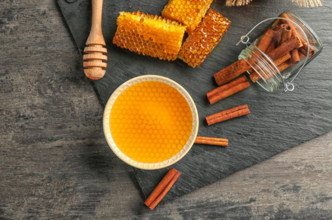 Mật ong là thành phần có trong nhiều loại thuốc chống ho không kê đơn. Sự kết hợp mật ong với nước cốt chanh có tác dụng hỗ trợ điều trị cảm lạnh rất hiệu quả.