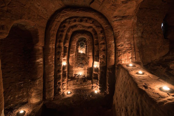 Người ta đã tìm được một số ngọn đèn cháy mãi ở trong các ngôi mộ và khu đền cổ xưa.