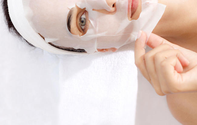 Sử dụng toner làm mask đắp lên mặt sẽ giúp da dưỡng ẩm sâu bên trong bề mặt da